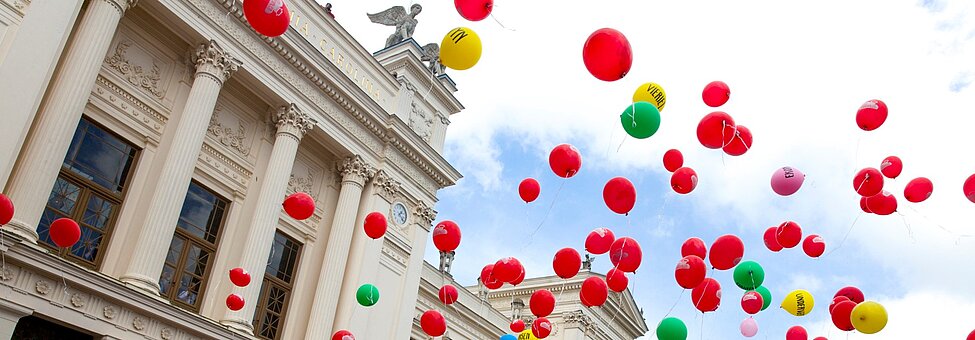 universitetshuset med ballonger